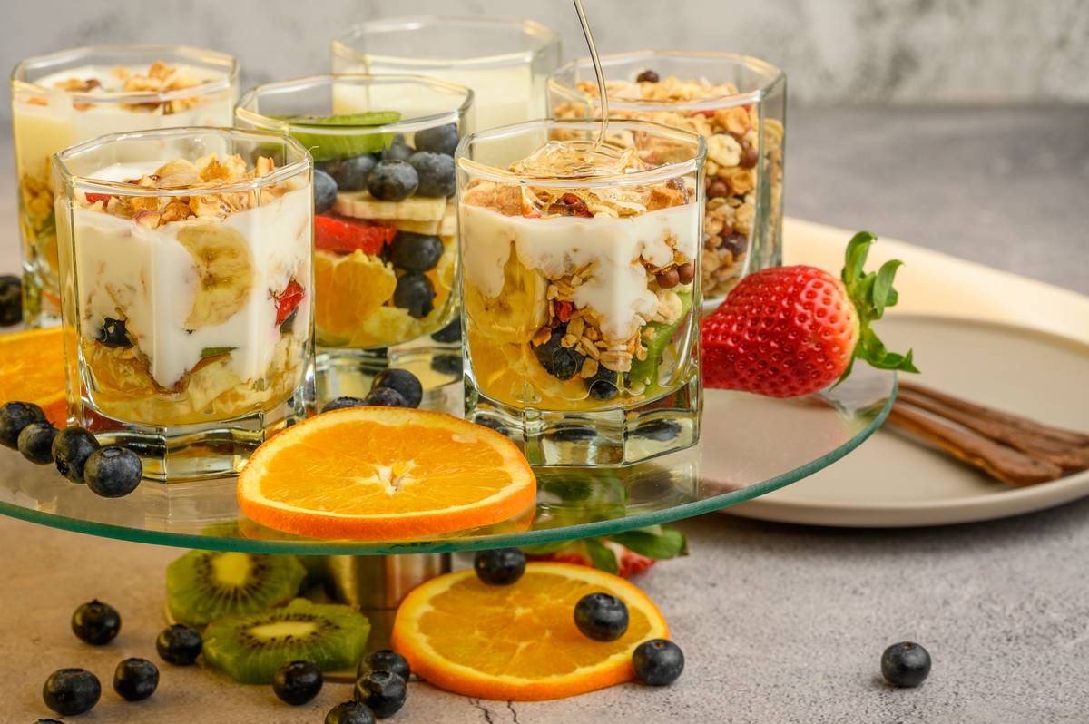 healthy dessert recipes low calorie featuring layered chia pudding with fresh berries and mint